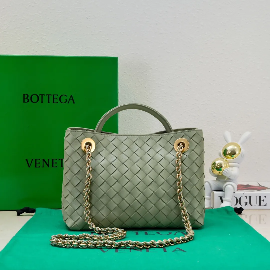 Batch 1960 BOTTEGA VENETA 2024 spring and summer new small ANDIAMO chain bag is also available! 🔥🔥I believe many friends have been waiting for a long time. The metallic chain adds a touch of sophistication to the original softness and elegance of Andiamo. The collision of classic craftsmanship and elegance creates a different kind of beauty. Style number: 6008 Size: 25*22*10.5cm